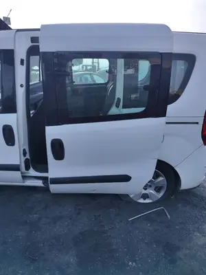 Foto de PUERTA TRASERA IZQUIERDA FIAT II DOBLÒ (152) 1.6 JTDM 16V CAT (105 CV / 77 KW)