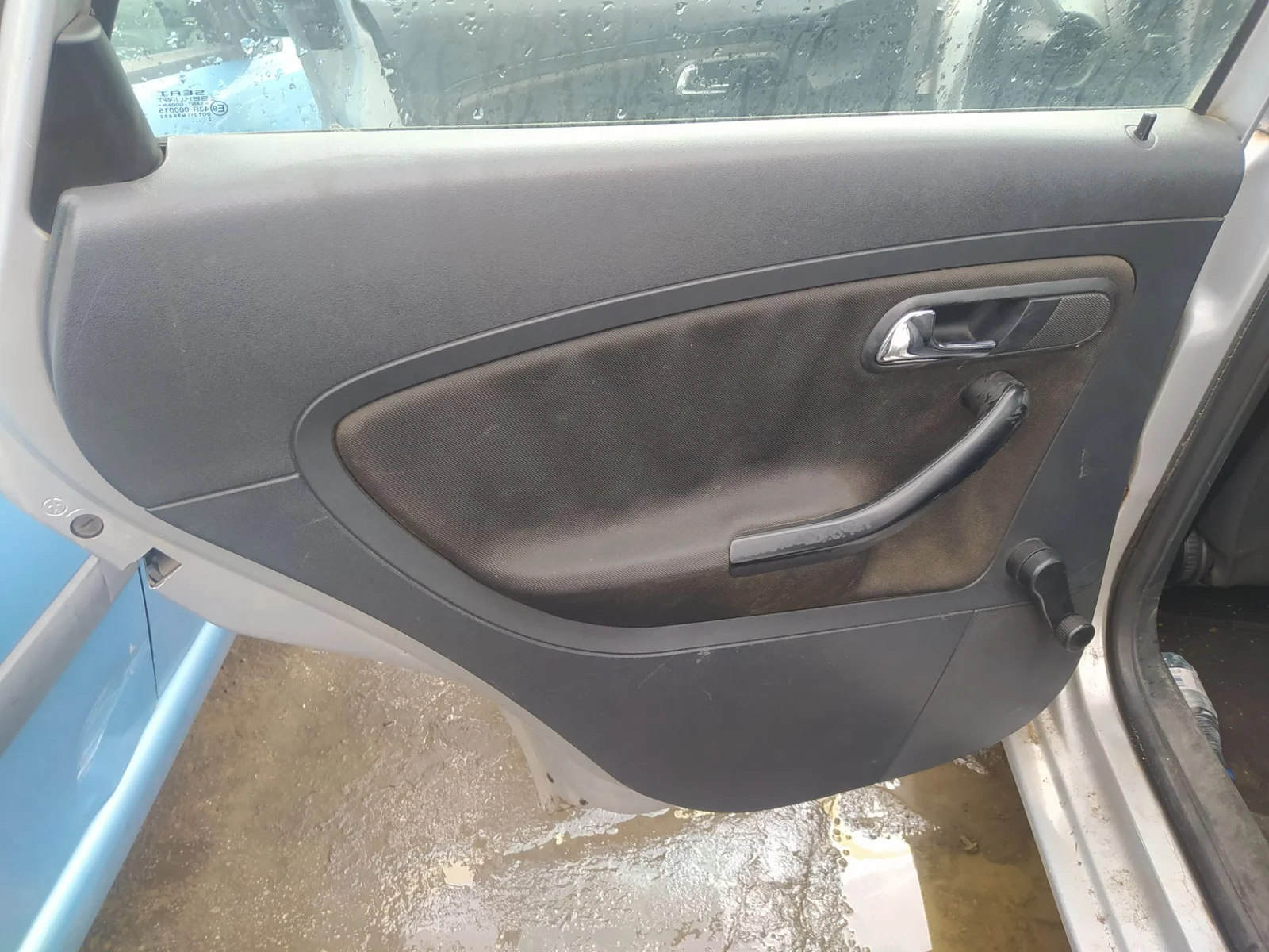 Foto de MANETA INTERIOR TRASERA IZQUIERDA SEAT CORDOBA BERLINA (6L2) 1.4 16V (101 CV / 74 KW) referencia 6L4839113 4X4