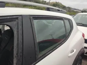 Foto de LUNA TRASERA IZQUIERDA DACIA SANDERO III 1.0 TCE CAT (91 CV / 67 KW) referencia 823011397R
