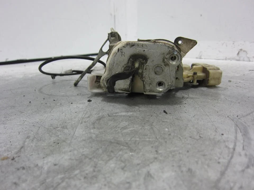 Foto de CERRADURA PUERTA LATERAL DERECHA TOYOTA YARIS (NCP1/NLP1/SCP1) 1.4 Turbodiesel CAT (75 CV / 55 KW) referencia 693100D011