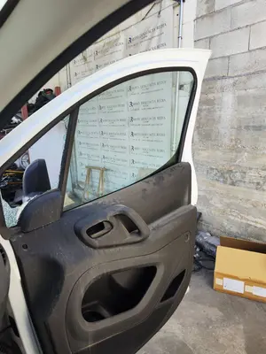 Foto de LUNA DELANTERA DERECHA CITROEN BERLINGO FURGÓN 1.6 Blue-HDI FAP (99 CV / 73 KW)