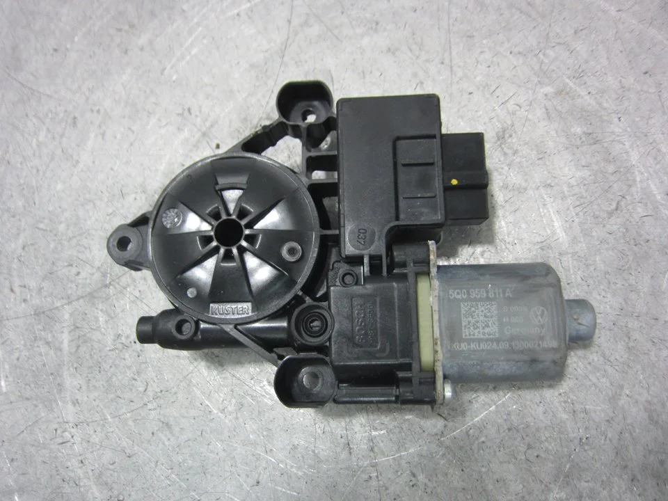 Foto de MOTOR ELEVALUNAS TRASERO IZQUIERDO SEAT LEON (5F1) 1.6 TDI (105 CV / 77 KW) referencia 5Q0959811A