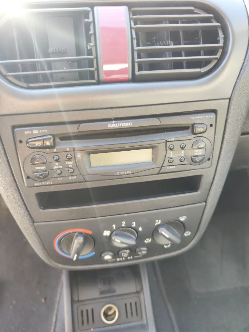 Foto de SISTEMA AUDIO / RADIO CD OPEL CORSA C 1.2 16V CAT (Z 12 XE / LW4) (75 CV / 55 KW)
