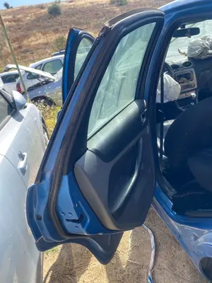 Foto de GOMAS CONTORNO PUERTA FORD FOCUS BERLINA (CB4) 1.6 TDCi CAT (109 CV / 80 KW)