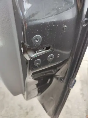 Foto de CERRADURA PUERTA DELANTERA DERECHA RENAULT CLIO III 1.2 16V (75 CV / 55 KW)