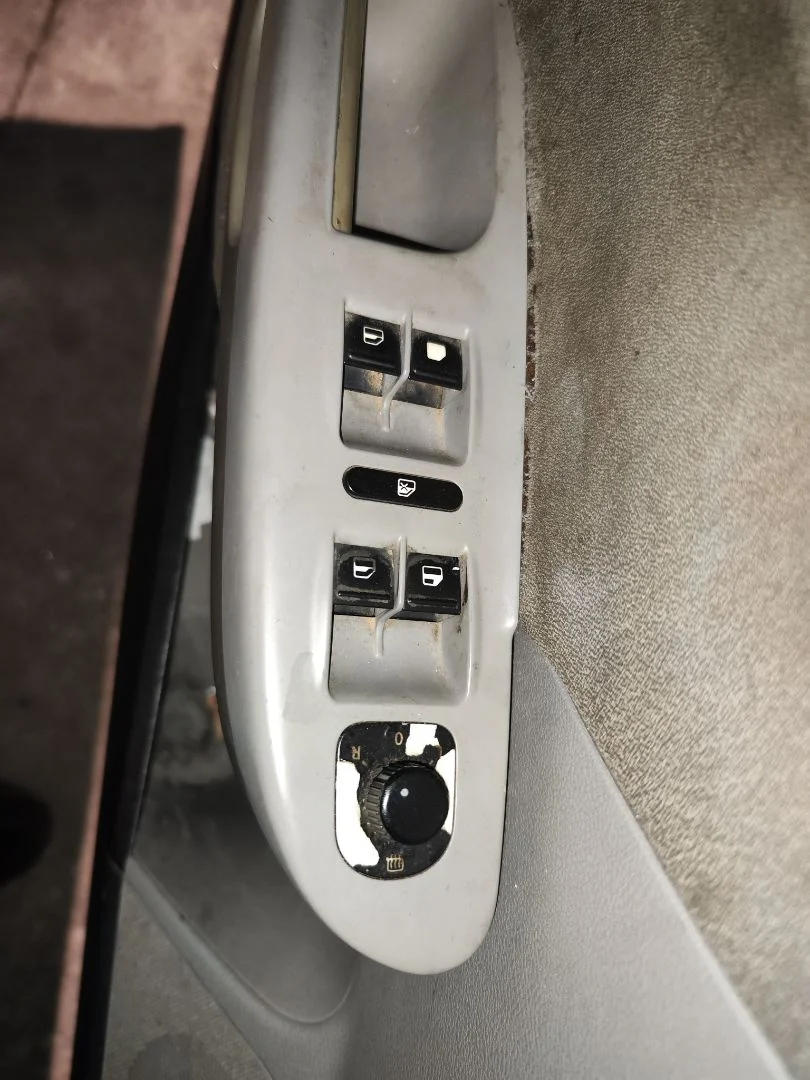 Foto de MANDO ELEVALUNAS DELANTERO IZQUIERDO VOLKSWAGEN PASSAT BERLINA (3C2) 2.0 TDI (140 CV / 103 KW) referencia 3C1867171B