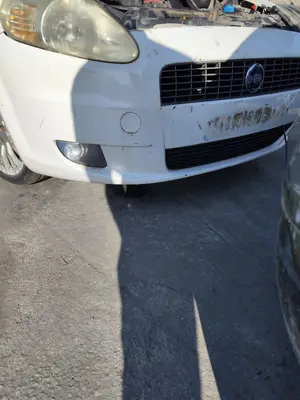 Foto de PARAGOLPES DELANTERO FIAT GRANDE PUNTO (199) 1.4 (95 CV / 70 KW) foto 2
