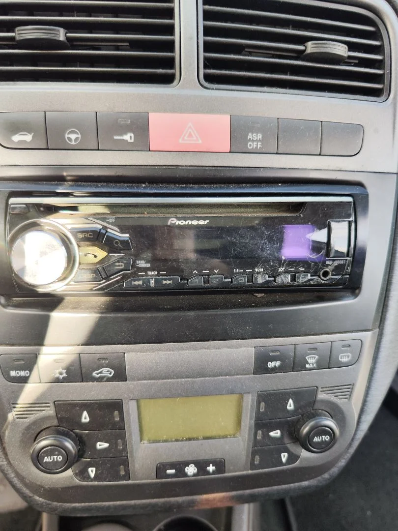 Foto de SISTEMA AUDIO / RADIO CD FIAT GRANDE PUNTO (199) 1.4 (95 CV / 70 KW)