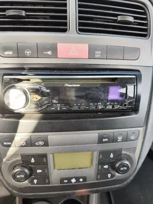 Foto de SISTEMA AUDIO / RADIO CD FIAT GRANDE PUNTO (199) 1.4  (95 CV / 70 KW)
