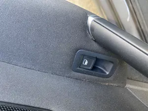 Foto de MANDO ELEVALUNAS TRASERO DERECHO VOLKSWAGEN GOLF VII (5G1/BE1) 1.4 16V TSI (122 CV / 90 KW)