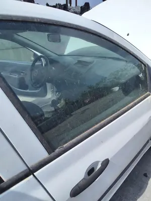 Foto de LUNA DELANTERA DERECHA RENAULT CLIO III 1.2 16V (75 CV / 55 KW)