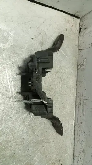 Foto de MANDO MULTIFUNCION FORD FOCUS SPORTBREAK (CB8) 1.6 TDCi CAT (95 CV / 70 KW) referencia F1ET17A553BA foto 5