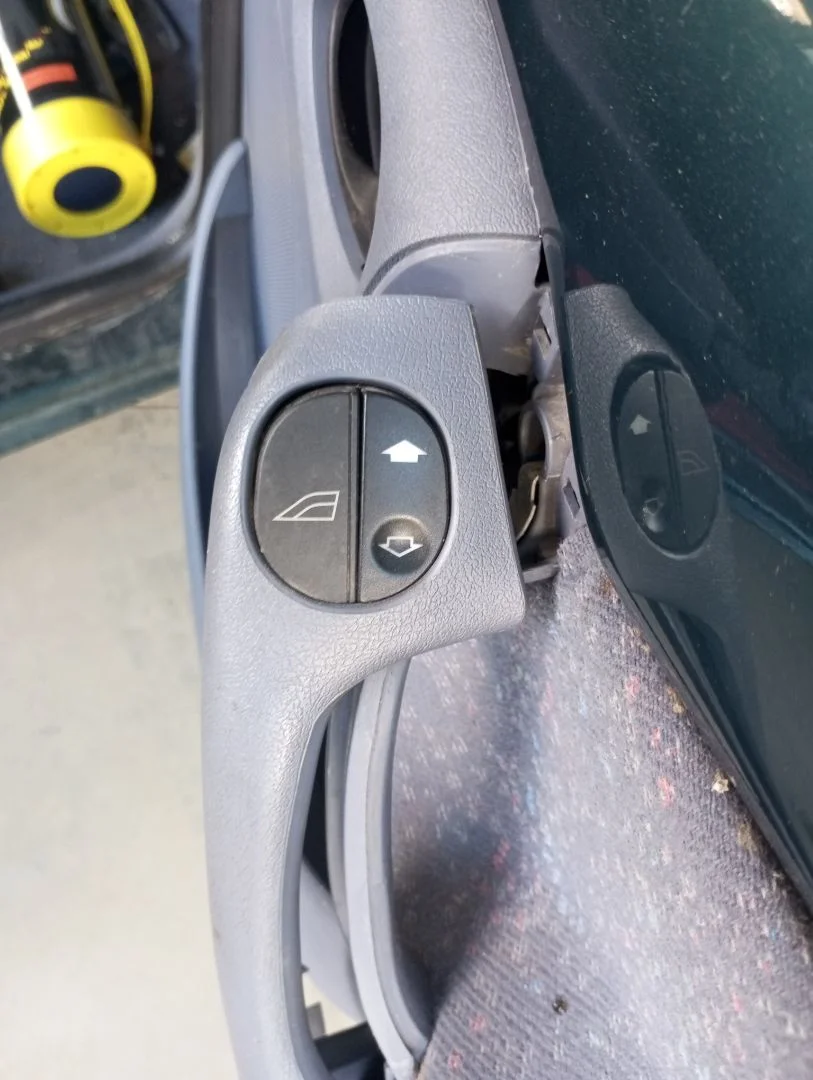 Foto de MANDO ELEVALUNAS DELANTERO DERECHO FORD KA (CCQ) 1.3 CAT (50 CV / 37 KW)