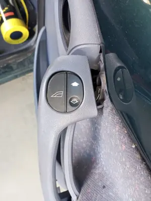 Foto de MANDO ELEVALUNAS DELANTERO DERECHO FORD KA (CCQ) 1.3 CAT (50 CV / 37 KW)