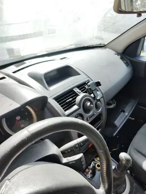 Foto de SALPICADERO RENAULT MEGANE II BERLINA 5P 1.6 CAT (113 CV / 83 KW) foto 3