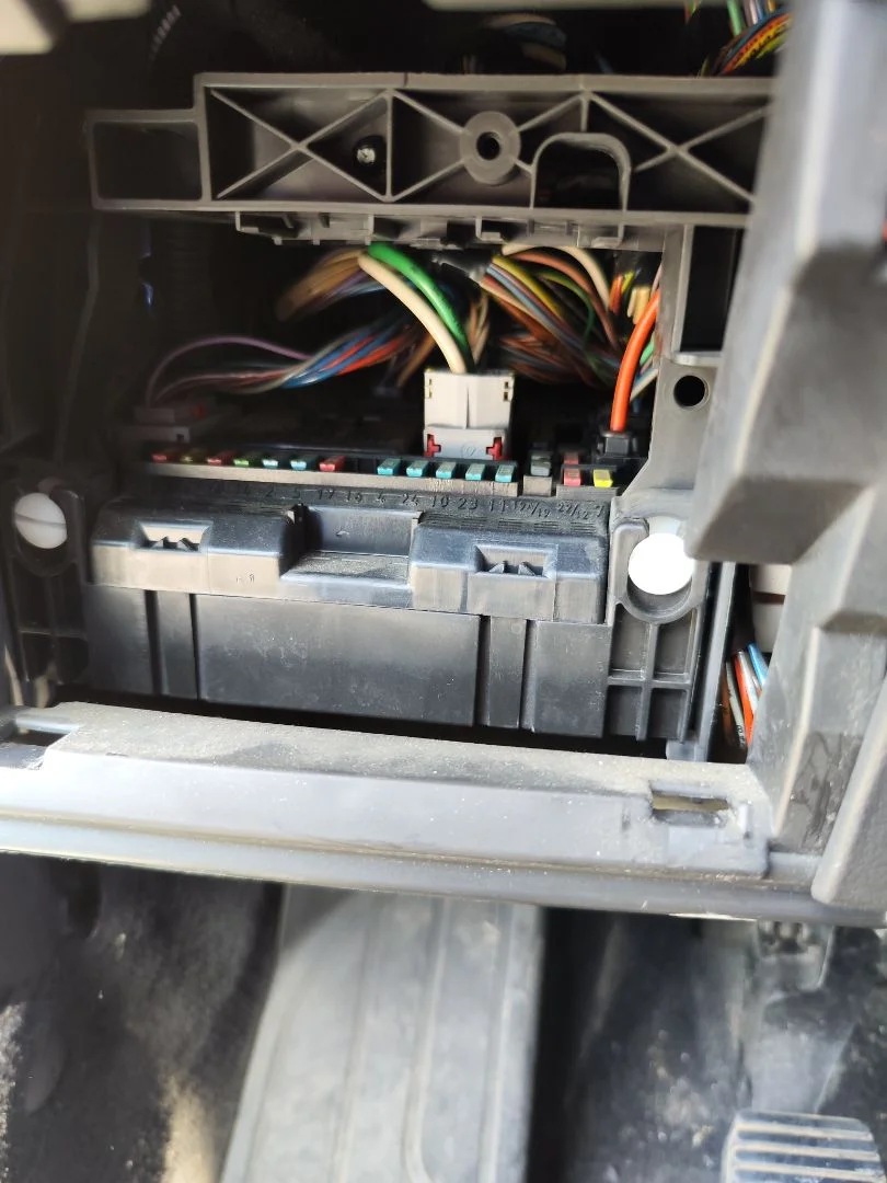 Foto de CAJA RELES / FUSIBLES PEUGEOT 307 (S1)(04.2001) 1.6 16V CAT (109 CV / 80 KW)