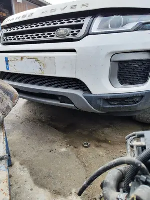 Foto de PARAGOLPES DELANTERO LAND ROVER RANGE ROVER EVOQUE 2.0 Td4 CAT (150 CV / 110 KW) foto 5