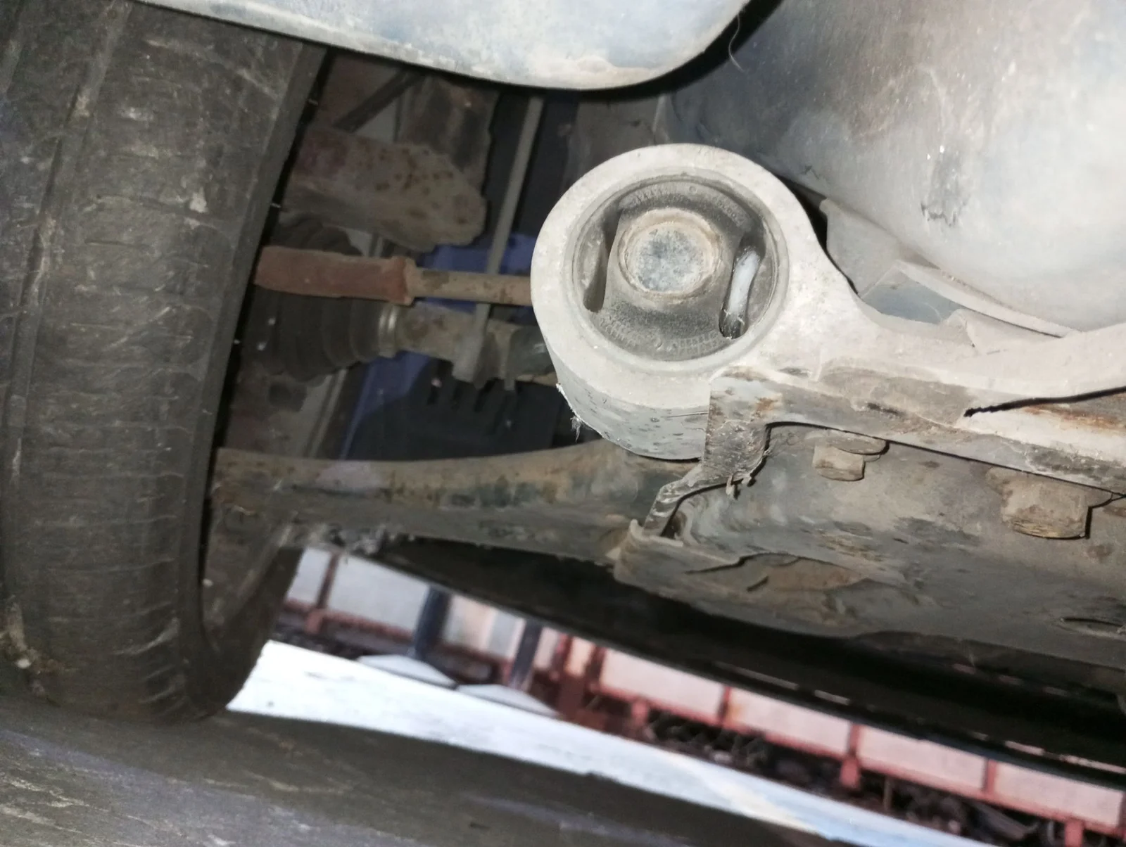 Foto de BRAZO SUSPENSION DELANTERO IZQUIERDO FORD FIESTA (CBK) 1.25 16V CAT (69 CV / 51 KW)