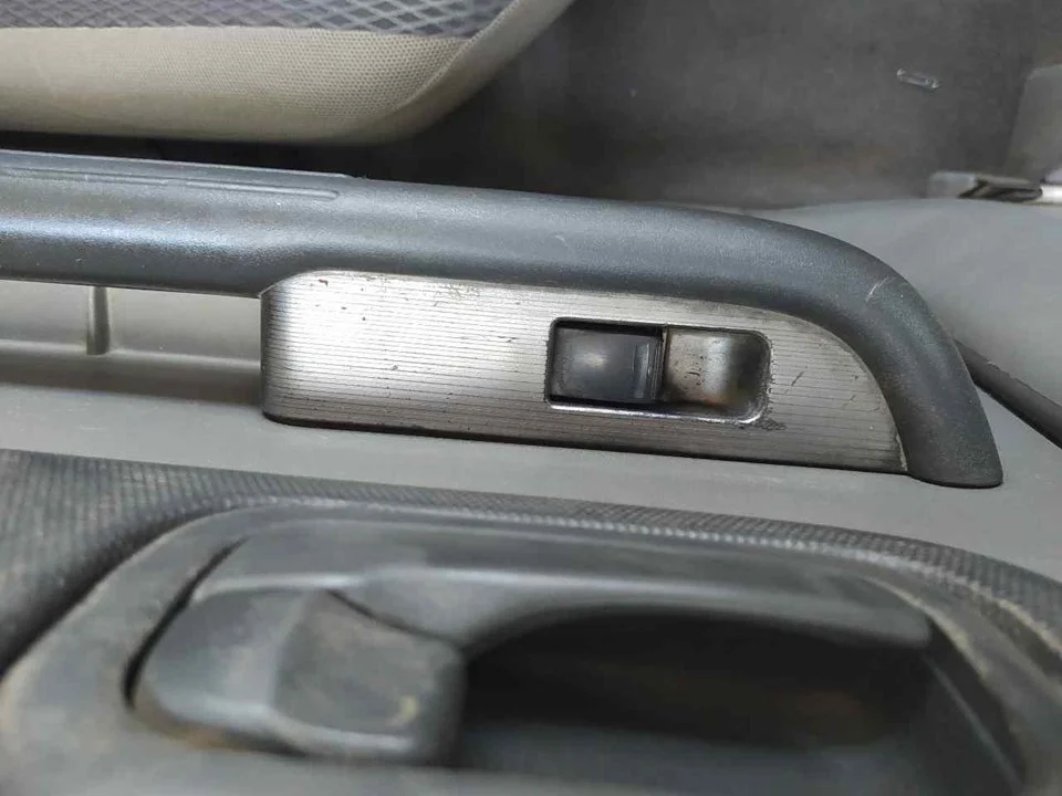 Foto de MANDO ELEVALUNAS TRASERO DERECHO NISSAN X-TRAIL (T30) 2.2 16V Turbodiesel CAT (114 CV / 84 KW) referencia 254110V000