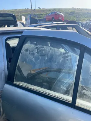 Foto de LUNA TRASERA IZQUIERDA NISSAN ALMERA (N15) 2.0 Diesel (75 CV / 55 KW)