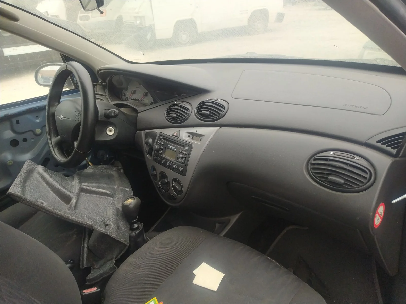 Foto de GUANTERA FORD FOCUS BERLINA (CAK) 1.8 TDDI Turbodiesel CAT (90 CV / 66 KW)