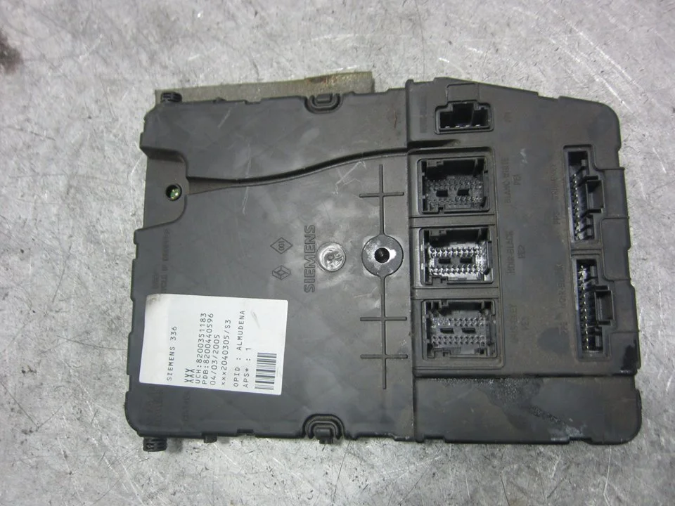 Foto de CAJA RELES / FUSIBLES RENAULT MEGANE II BERLINA 3P 1.9 dCi Diesel (120 CV / 88 KW) referencia 8200351183