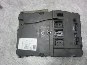Foto de CAJA RELES / FUSIBLES RENAULT MEGANE II BERLINA 3P 1.9 dCi Diesel (120 CV / 88 KW) referencia 8200351183