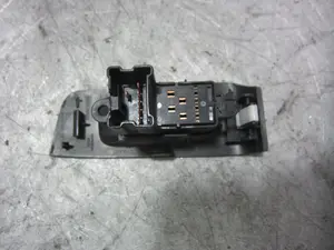 Foto de MANDO ELEVALUNAS TRASERO DERECHO NISSAN X-TRAIL (T31) 2.0 16V CAT (141 CV / 104 KW) referencia 82960JG00A foto 3