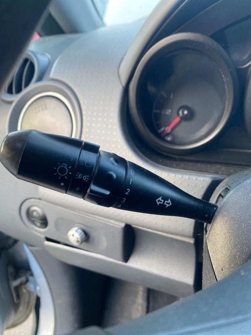 Foto de MANDO INTERMITENTES MITSUBISHI COLT CZ3 BERL. 5 (Z30A) 1.3 CAT (95 CV / 70 KW)