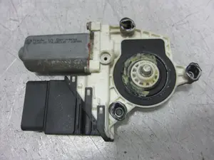 Foto de MOTOR ELEVALUNAS TRASERO DERECHO VOLKSWAGEN GOLF IV BERLINA (1J1)(10.1997) 1.9 TDI (110 CV / 81 KW) referencia 7746002301 foto 2