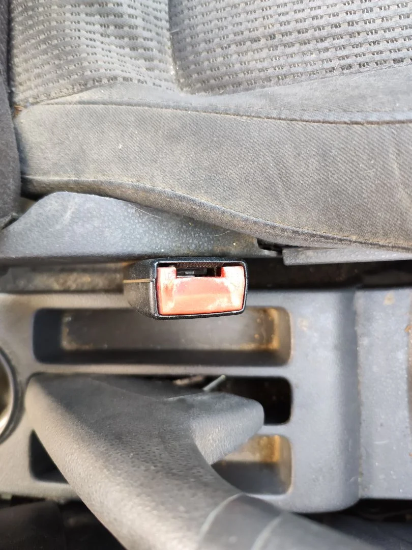 Foto de ENGANCHE CINTURON DELANTERO IZQUIERDO VOLKSWAGEN POLO IV (9N1) 1.4 16V (75 CV / 55 KW)