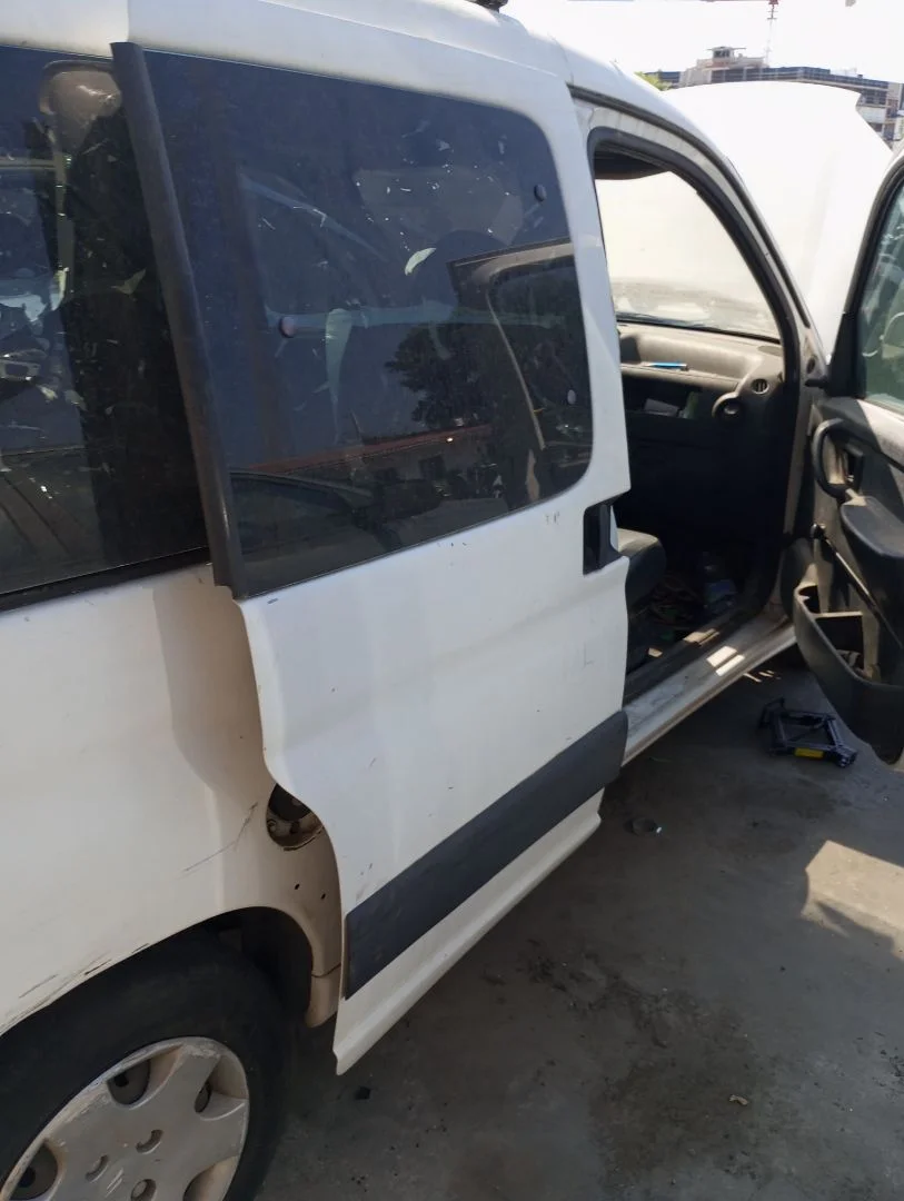 Foto de PUERTA TRASERA DERECHA CITROEN BERLINGO 1.9 Diesel (69 CV / 51 KW) referencia 9835685880