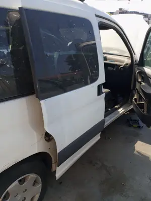 Foto de PUERTA TRASERA DERECHA CITROEN BERLINGO 1.9 Diesel (69 CV / 51 KW) referencia 9835685880