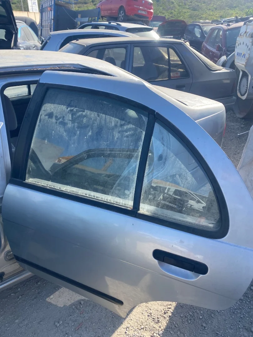 Foto de PUERTA TRASERA IZQUIERDA NISSAN ALMERA (N15) 2.0 Diesel (75 CV / 55 KW)