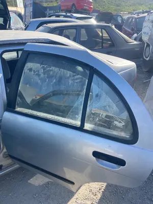 Foto de PUERTA TRASERA IZQUIERDA NISSAN ALMERA (N15) 2.0 Diesel (75 CV / 55 KW)