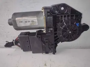 Foto de MOTOR ELEVALUNAS DELANTERO IZQUIERDO VOLKSWAGEN GOLF IV BERLINA (1J1)(10.1997) referencia 0130821767 foto 4