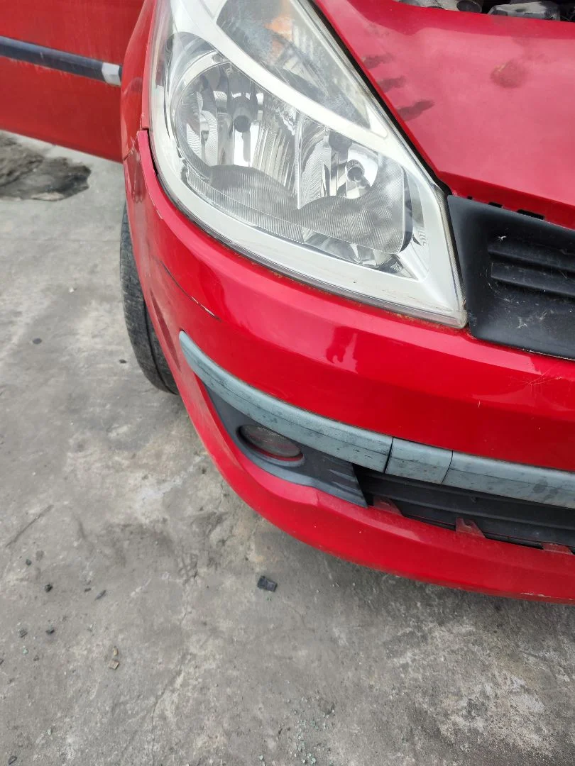 Foto de FARO DERECHO RENAULT CLIO III 1.5 dCi Diesel CAT (86 CV / 63 KW)