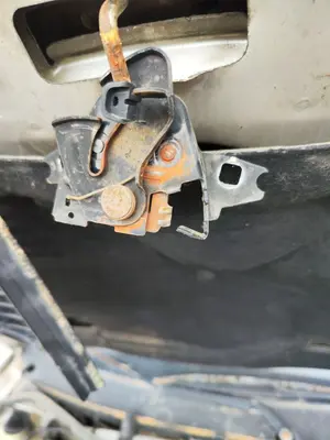 Foto de CERRADURA CAPO SKODA OCTAVIA BERLINA (1U2) 1.9 TDI (90 CV / 66 KW) referencia 1U0823509D