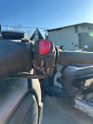 Foto de PIÑA LUCES DERECHA YAMAHA X-MAX 300 292 cm3 - 20.6 kW (0 CV / 0 KW) foto 2