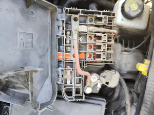 Foto de CAJA RELES / FUSIBLES OPEL CORSA D 1.2 16V CAT (Z 12 XEP / LB4) (80 CV / 59 KW)