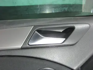 Foto de MANETA INTERIOR TRASERA IZQUIERDA VOLKSWAGEN GOLF VI (5K1)(10.2008) 1.6 TDI DPF (105 CV / 77 KW) referencia 1K4839113B