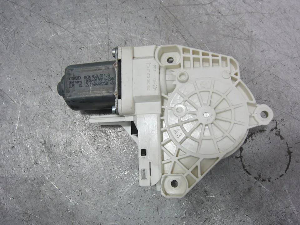 Foto de MOTOR ELEVALUNAS TRASERO DERECHO PORSCHE CAYENNE (TIPO 92A) referencia 8K0959811A
