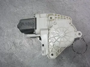 Foto de MOTOR ELEVALUNAS TRASERO DERECHO PORSCHE CAYENNE (TIPO 92A) referencia 8K0959811A