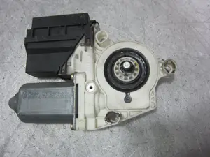 Foto de MOTOR ELEVALUNAS DELANTERO IZQUIERDO SEAT IBIZA (6L1) 1.2 (64 CV / 47 KW) referencia 6Q2959802A foto 3