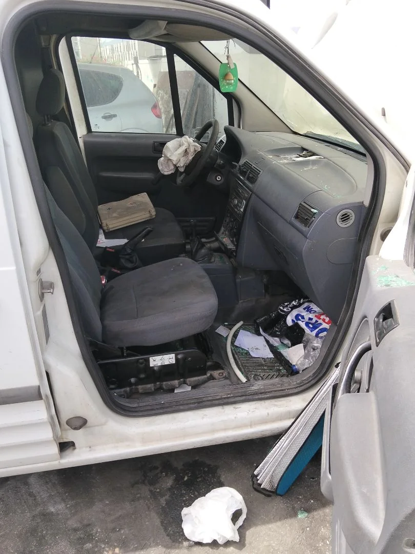 Foto de GOMAS CONTORNO PUERTA FORD TRANSIT CONNECT (TC7) 1.8 TDCi CAT (110 CV / 81 KW)