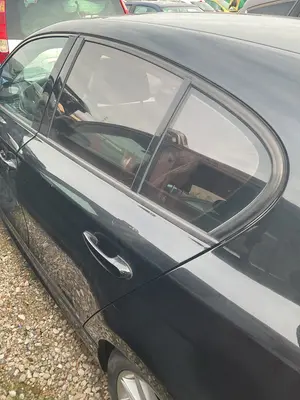 Foto de PUERTA TRASERA IZQUIERDA BMW SERIE 1 BERLINA (E81/E87) 2.0 Turbodiesel CAT (143 CV / 105 KW)