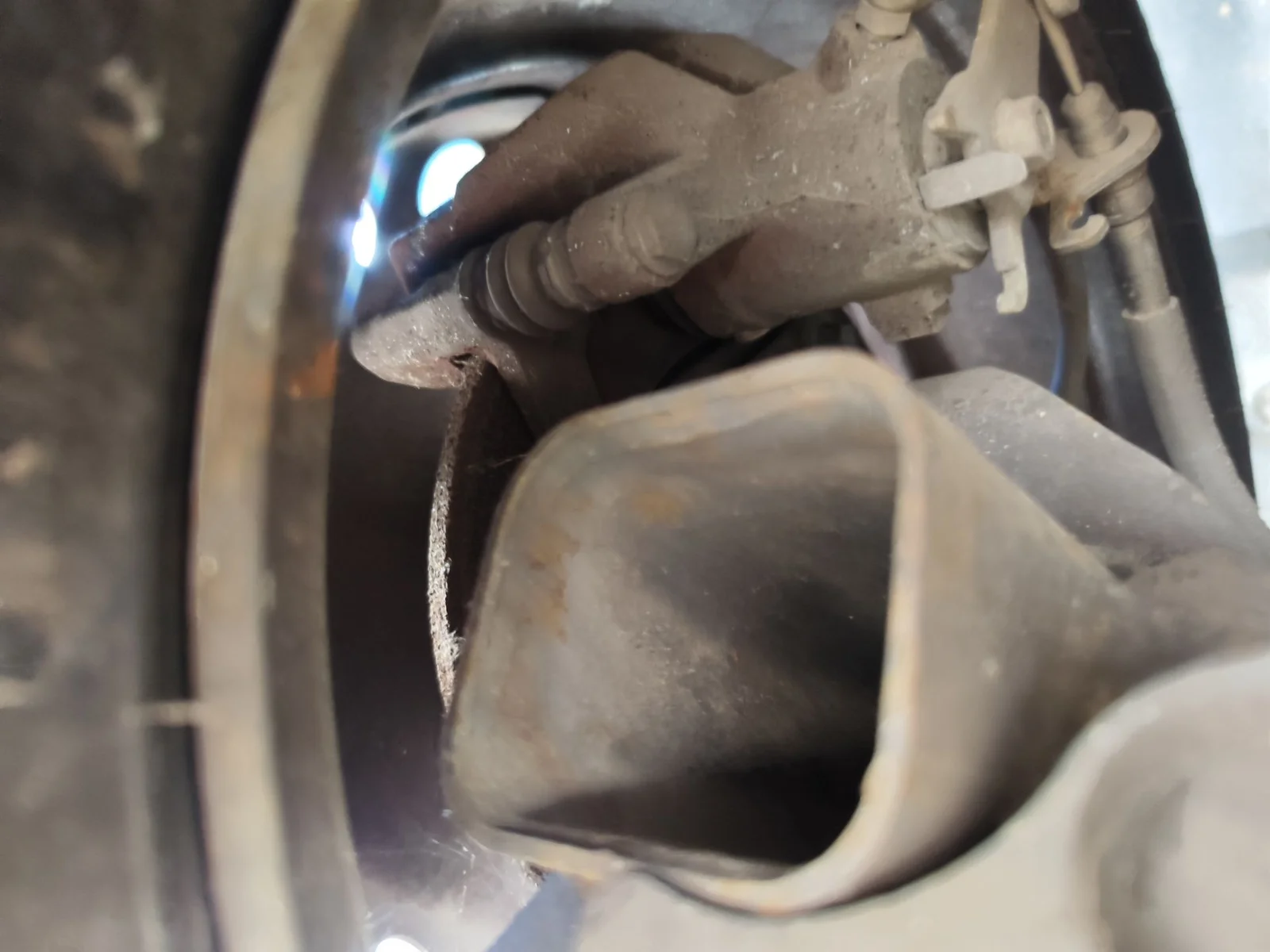 Foto de PINZA DE FRENO TRASERA IZQUIERDA RENAULT MEGANE II BERLINA 5P 1.5 dCi Diesel (101 CV / 74 KW)