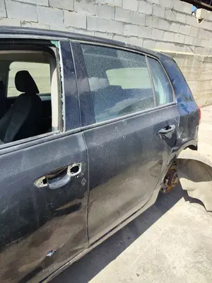 Foto de PUERTA TRASERA IZQUIERDA VOLKSWAGEN GOLF VI (5K1)(10.2008) 2.0 TDI (110 CV / 81 KW) referencia 5K6833055K