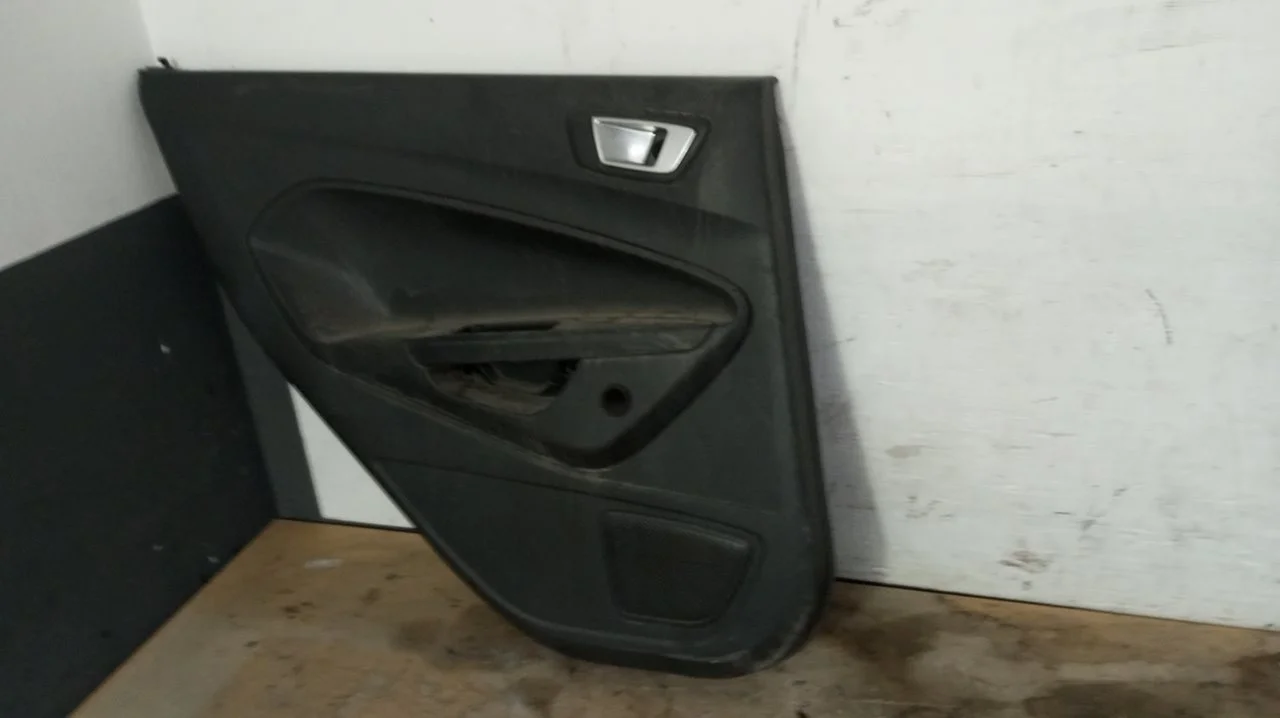 Foto de GUARNECIDO PUERTA TRASERA IZQUIERDA FORD FIESTA (CNN) 1.5 TDCi CAT (75 CV / 55 KW) referencia C1BBA27407AB