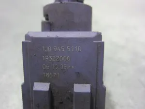 Foto de INTERRUPTOR VOLKSWAGEN GOLF IV BERLINA (1J1)(10.1997) 1.6 16V (105 CV / 77 KW) referencia 1J0945511D foto 5